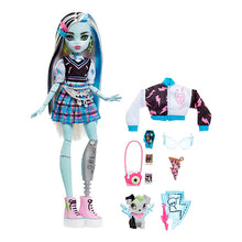 Detalle del atuendo y accesorios de la muñeca Monster High Frankie Stein